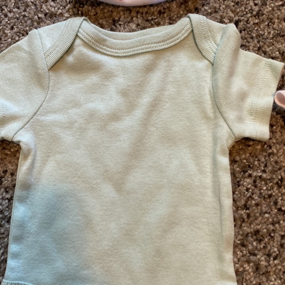 Set of 4 cloud island newborn girl onesies - Picture 4 of 6